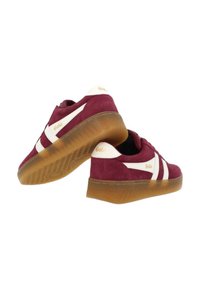 Sneakers bordeaux con strisce bianche e brand "Gola", realizzati in suede con suola in gomma testurizzata. Presentano un design a basso profilo e punta rotonda.
