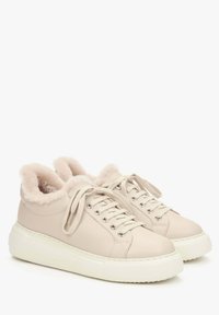 Beige Leder-Sneaker mit Kunstfellfutter, flacher weißer Gummisohle, Schnürdesign und silbernen Ösen. Die weiche Textur betont den Komfort.