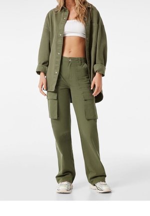 Bershka, Pantalon cargo - dark green