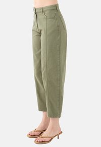 Pantaloni verde oliva a vita alta in misto cotone, con taglio dritto, tasche frontali e dettagli sottili sulle cuciture laterali.