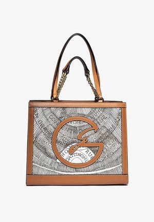 Bolso de mano de cuero marrón estructurado con un panel de patrón intrincado en blanco y negro, cadena dorada y asas de cuero, y detalle de logo circular en la parte frontal.