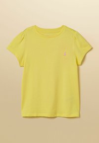 T-shirt jaune vif à manches courtes avec un col rond et un petit logo rose brodé sur le côté gauche de la poitrine.