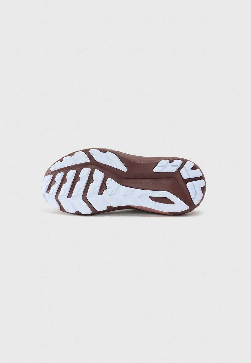 Athletikschuhsohle aus dunkelbraunem Gummi mit weißem Traktionsmuster. Verfügt über Rillen und erhabene Elemente für Grip und Flexibilität.