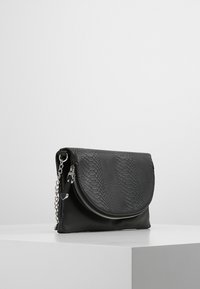 Borsa a tracolla nera con motivo a pelle di serpente testurizzato sul davanti, dotata di chiusura zip, tracolla a catena e base in pelle liscia.