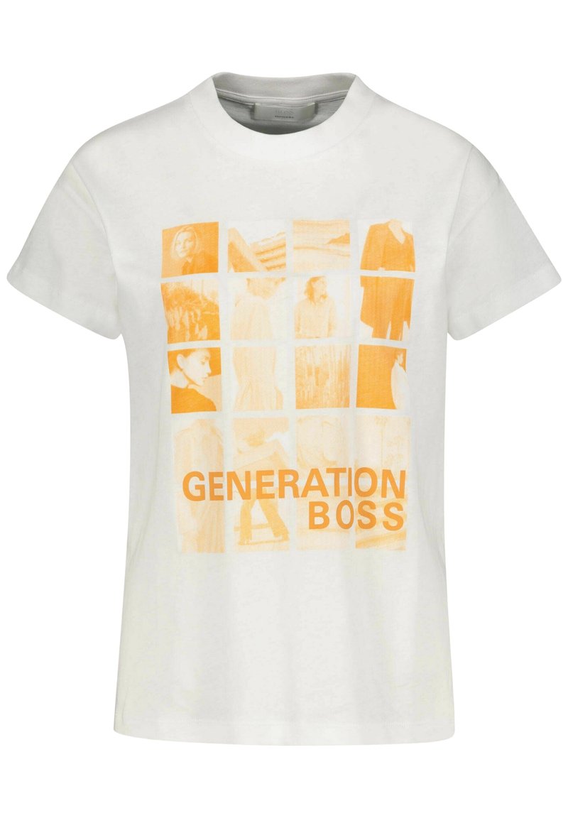 Valkoinen puuvillapaita, jossa on neliömäinen oranssi graafinen kuva, jossa on erilaisia kuvia ja teksti "GENERATION BOSS" rohkealla kirjasintyypillä alaosassa.