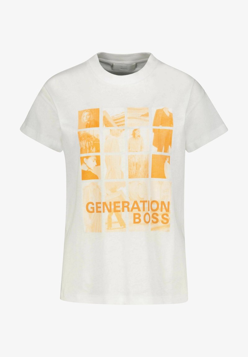 Valkoinen puuvillapaita, jossa on neliömäinen oranssi graafinen kuva, jossa on erilaisia kuvia ja teksti "GENERATION BOSS" rohkealla kirjasintyypillä alaosassa.