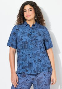 Camisa azul de manga corta con un patrón de bocetos en negro que presenta elementos arquitectónicos y alimentos. Diseño de botones en la parte delantera y con cuello.
