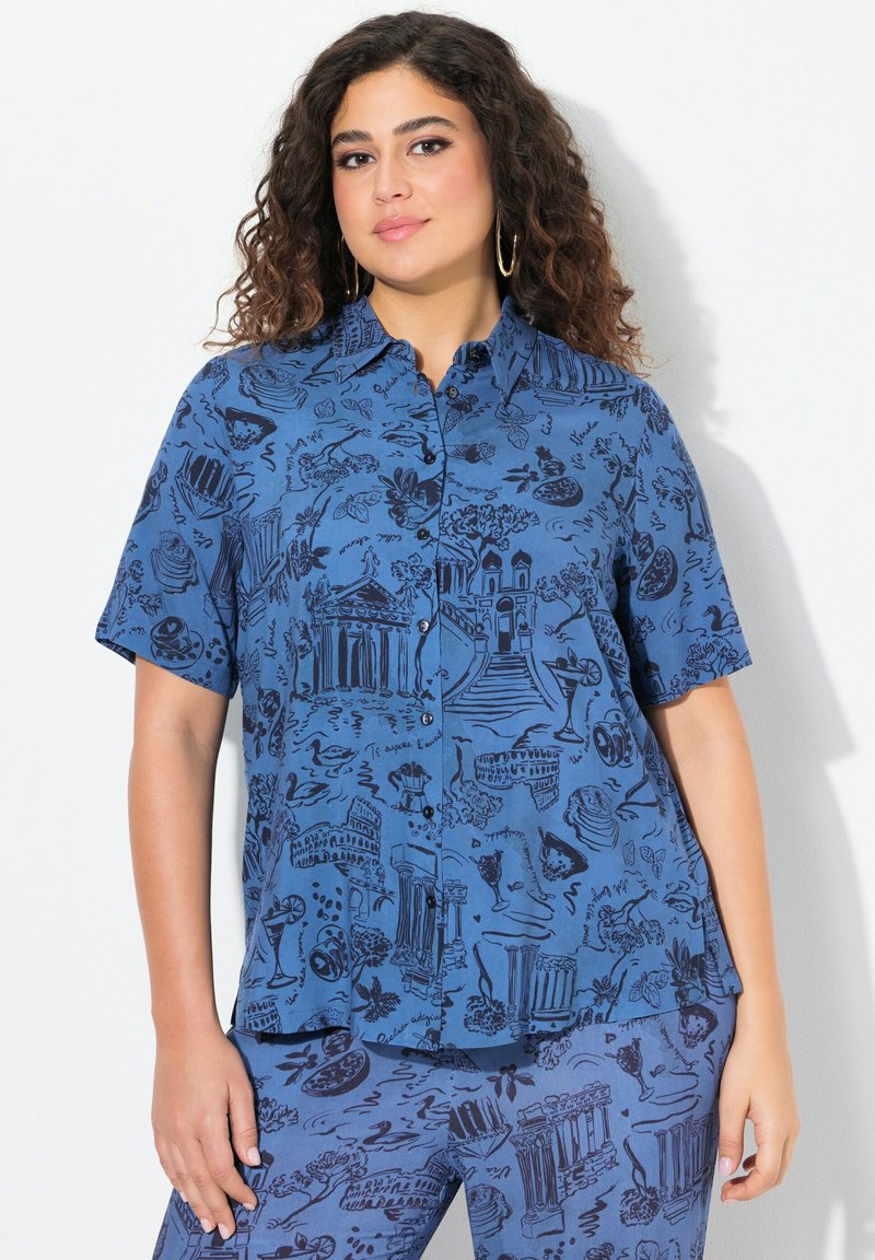 Camisa azul de manga corta con un patrón de bocetos en negro que presenta elementos arquitectónicos y alimentos. Diseño de botones en la parte delantera y con cuello.