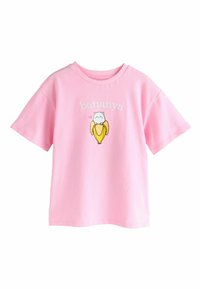 Tricou din bumbac roz cu mâneci scurte, care prezintă un personaj galben în formă de liliac și cuvântul „bananya” brodat în alb deasupra designului.