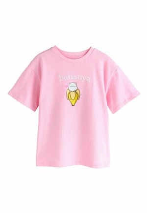 Lyserød bomulds T-shirt med korte ærmer, der har en gul flagermuslignende figur og ordet "bananya" broderet i hvid over designet.
