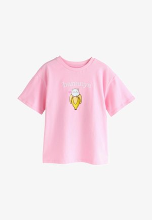 Roze katoenen t-shirt met korte mouwen, voorzien van een geel vleermuisachtig karakter en het woord "bananya" geborduurd in het wit boven het ontwerp.