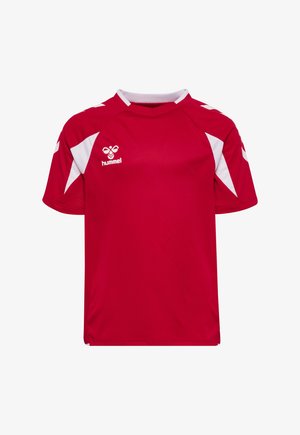 Czerwona sportowa koszulka z krótkim rękawem z białymi akcentami w kształcie szewronów na ramionach i bokach, z białym logo Hummel na piersi.