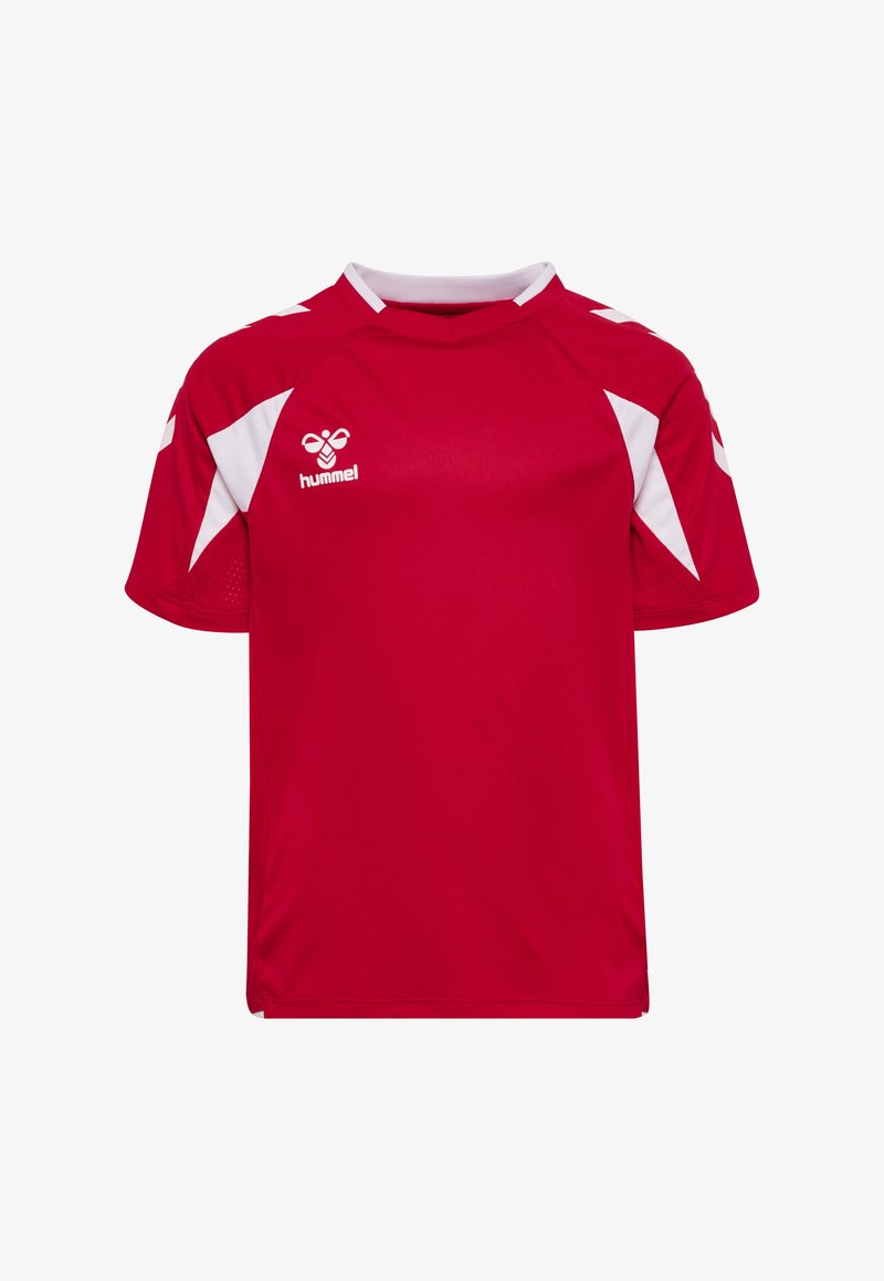 Maillot de sport rouge à manches courtes avec des accents en chevron blancs sur les épaules et les côtés, arborant un logo Hummel blanc sur la poitrine.