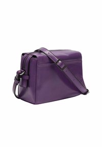 Lila Lederumhängetasche mit rechteckiger Form, einem Reißverschluss und einem verstellbaren Trageriemen mit metallischen Hardware-Akzenten.