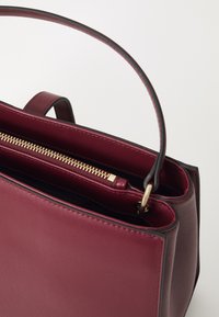 Tommy Hilfiger LIBRE SATCHEL - Rankinė - deep rouge