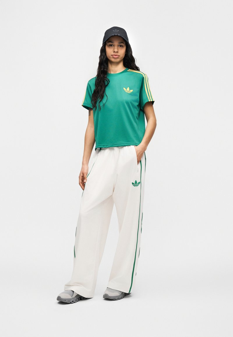 adidas Originals FIREBIRD TEE - Jednoduché tričko - bold green/yellow/off white