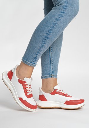 Rote und weiße Sneaker mit einem glatten Lederobermaterial, Schnürverschluss vorne und einer gepolsterten Sohle. Sie verfügen über eine abgerundete Zehenpartie und ein minimalistisches Design.