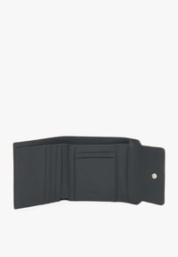 Czarny skórzany portfel z wieloma kieszeniami na karty, główną przegrodą i zapięciem na napę. Gładka faktura i minimalistyczny design.