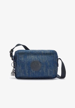 Petit sac bandoulière bleu avec tissu imprimé, poche zippée à l'avant, écusson circulaire avec logo, sangle noire réglable et porte-clés singe argenté.