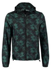 Czarna i zielona wiatrówka z efektem tie-dye, zapinana na zamek, z regulowanym kapturem, elastycznymi mankietami i bocznymi kieszeniami. Lekka, gładka w dotyku tkanina.