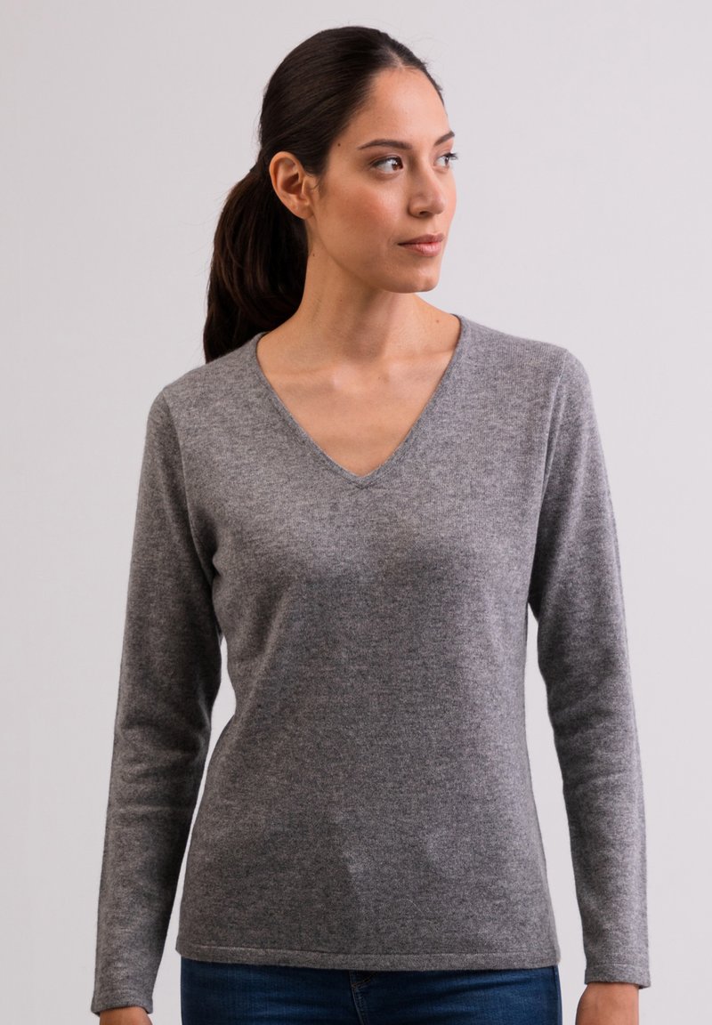 Maglione grigio a maniche lunghe con scollatura a V, realizzato in un materiale morbido e strutturato, con un finish liscio e una silhouette aderente.