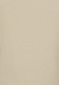 Valkoisenvärinen ribbikangas, jossa on hieno rakenne, näyttäen pystysuoria viivoja pinnalla. Sujuva ja hieman joustava materiaali.