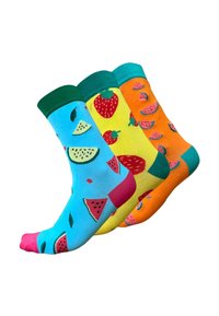 Tres pares de calcetines coloridos: azul con sandía y detalles verdes, amarillo con fresas, naranja con rodajas de sandía. Material mezcla de algodón.