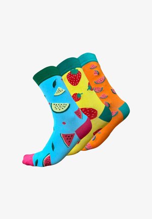 Trois paires de chaussettes colorées : bleu avec pastèque et accents verts, jaune avec fraises, orange avec tranches de pastèque. Matière en mélange de coton.