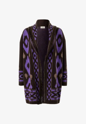 Brązowy szal w wzory z purpurowymi i szarymi akcentami, charakteryzujący się luźnym krojem, krótkimi rękawami i postrzępionymi brzegami, wykonany z miękkiego materiału.