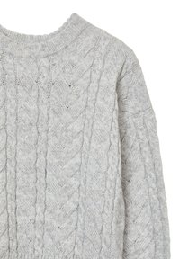 Maglione grigio a trecce con scollatura rotonda a costine. Presenta motivi spessi e testurizzati e un tessuto a maglia accogliente.