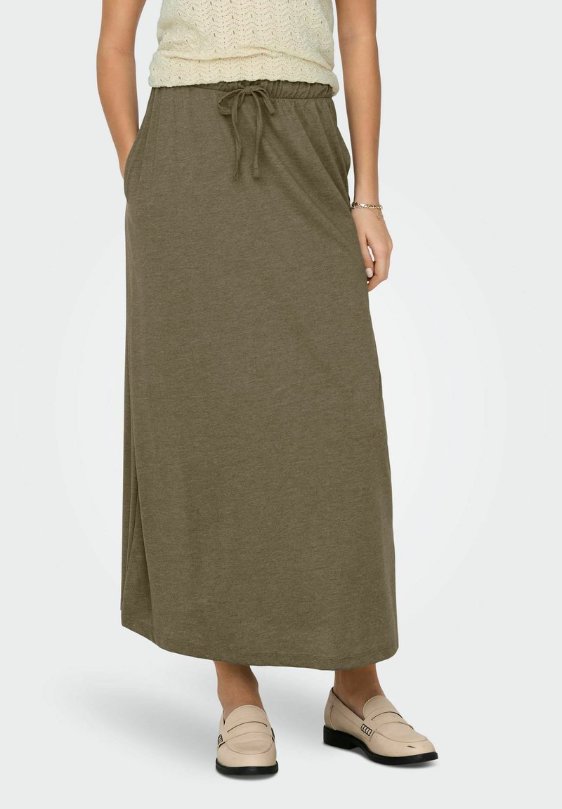 Olijfgroene, lange maxi skirt gemaakt van zachte stof met een elastische tailleband en een trekkoord. Voorzien van zijzakken voor extra gemak.