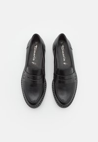 Chaussures loafer en cuir noir avec détail de sangle texturée, bout arrondi et semelle intérieure estampillée, présentées côte à côte sur fond blanc.