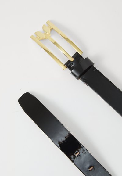 Μαύρη δερμάτινη ζώνη με γυαλιστερή φινίρισμα, διαθέτει χρυσό διπλό κούμπωμα. Ομαλή υφή και σε σχήμα κώνου στην άκρη.