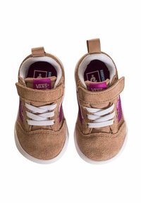 Sneaker in suede marrone con lacci bianchi, una fascia in velcro e dettagli viola. Suole in gomma bianca piatta e colli imbottiti.