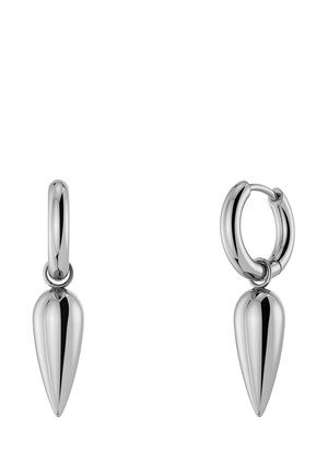 Dos pendientes de aro de plata pulida, cada uno con un colgante liso y alargado en forma de lágrima colgando de ellos sobre un fondo blanco.
