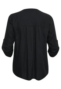 Blouse noire à manches trois-quarts, avec un col rond, des plis à l'arrière et une coupe décontractée. Texture de tissu douce.