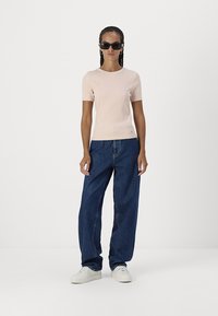 Calvin Klein Jeans LABEL FITTED TEE - Basic póló - peach whip