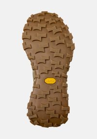 Vibram-sula med ett robust brunt mönster; har djupa klackar för grepp och en gul Vibram-logotyp som indikerar storlek 42.