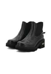 Botas de tobillo de cuero negro con paneles elásticos en los costados, puntera redonda y suela de goma gruesa. Presenta un acento de metal en un lado.