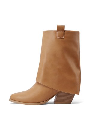 Stivale alla caviglia in pelle marrone chiaro con un design pulito, punta affusolata, tacco a blocco affusolato e un dettaglio di risvolto. Superficie liscia con cuciture minimali.