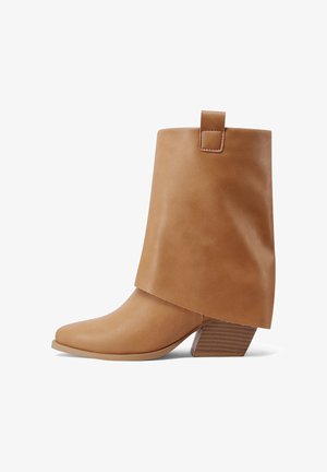 Stivale alla caviglia in pelle marrone chiaro con un design pulito, punta affusolata, tacco a blocco affusolato e un dettaglio di risvolto. Superficie liscia con cuciture minimali.