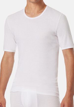 Weißes T-Shirt mit kurzen Ärmeln aus leichtem Stoff, runder Ausschnitt und taillierter Form, mit glatter Textur und ohne sichtbare Muster.
