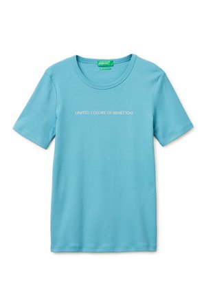 Jasnoniebieska koszulka z krótkim rękawem i okrągłym dekoltem, z białym napisem "UNITED COLORS OF BENETTON." na piersi.