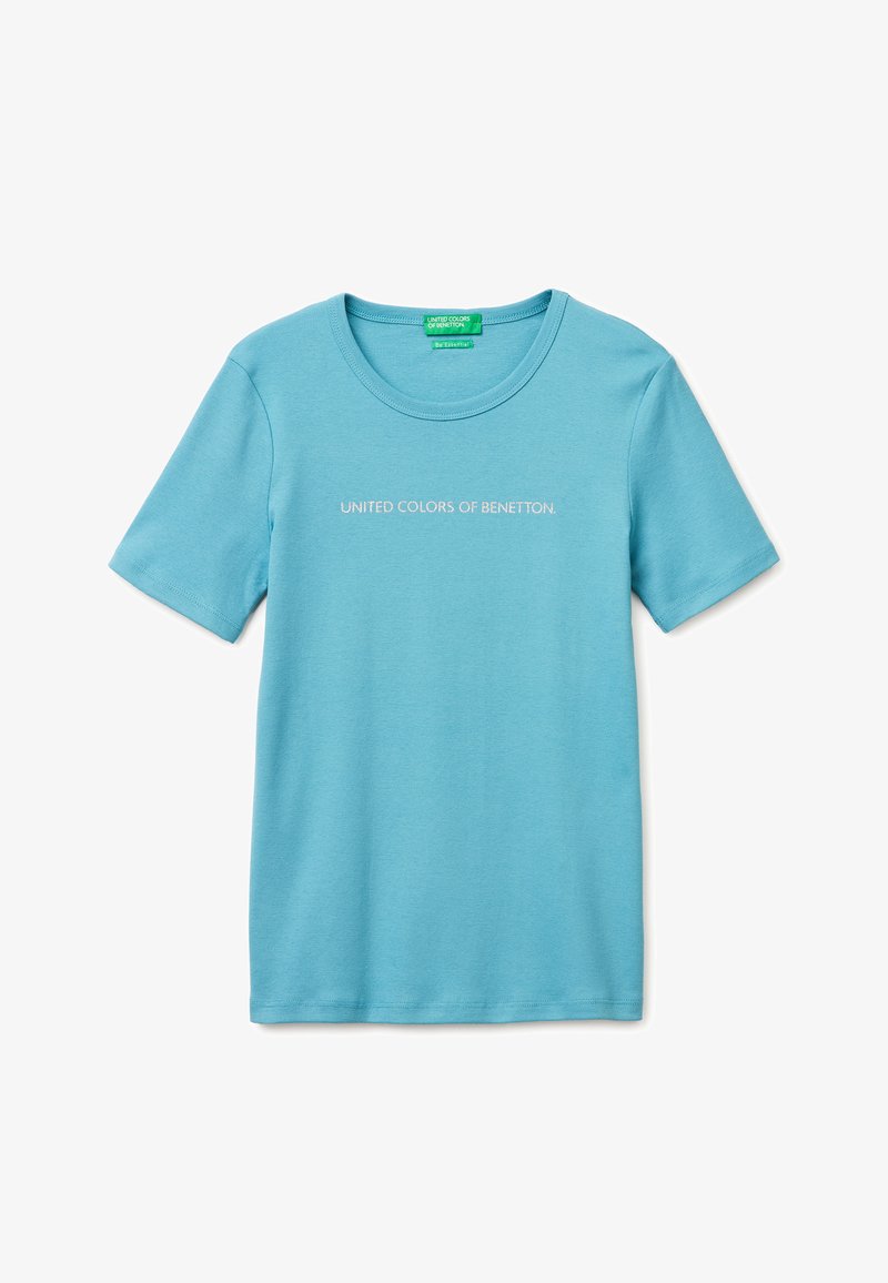 Camiseta de cuello redondo y manga corta de color azul claro con "UNITED COLORS OF BENETTON." impreso en blanco en el pecho.