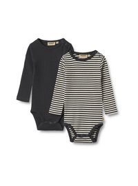 Två långärmade bodysuits: en helt svart i ribbat tyg; den andra randig i svart och krämfärgad, båda med tryckknappar i botten.