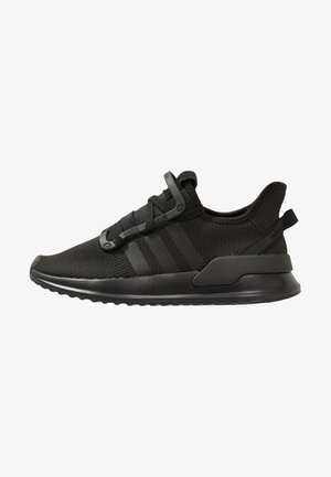 Czarny sportowy sneaker z siatkową cholewką, trzema bocznymi paskami, grubą wyściełaną podeszwą i elastycznymi sznurówkami, widziany z boku.