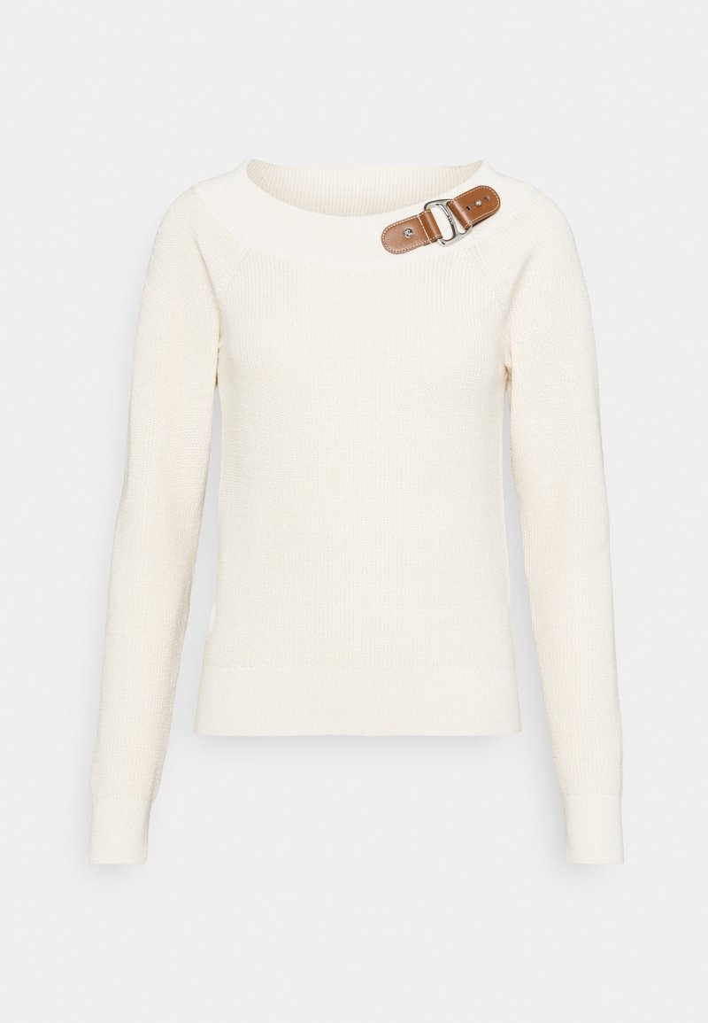 Pull en maille à manches longues de couleur crème avec encolure ronde et détail décoratif en boucle de cuir marron sur l'épaule gauche.
