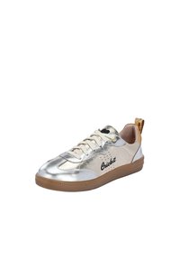Sneakers argentati metallizzati con lacci, suola in gomma, dettagli beige e cuciture decorative. Presentano un logo sul lato e dettagli testurizzati.