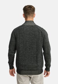 Mænds mørkegrå strikket sweater med et tekstureret design, ribbet krave og manchetter samt lige kant.