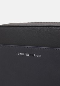 Tommy Hilfiger BUSINESS REPORTER - Taška s příčným popruhem - black